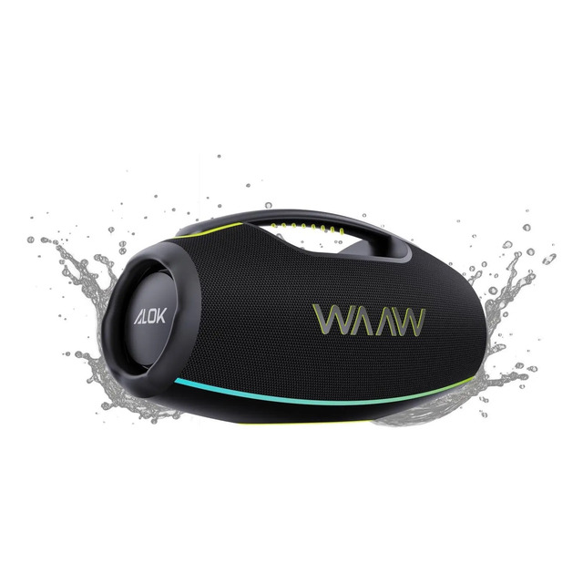 Caixa de som Bluetooth WAAW Hyperboom 1000 preta com alça superior, exibindo respingos de água ao redor para indicar resistência, com a marca Alok na lateral e logo WAAW na grade frontal.