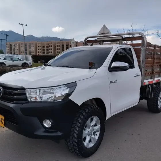 Toyota Hilux 2022 2.7l Estacas Bajo 4x2