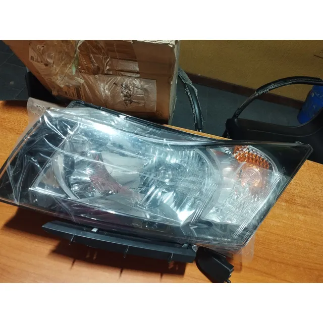 Faro Izquierdo Chevrolet Cruze 09-16. Original