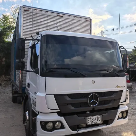 Camión - Furgón Mercedes Benz - Atego 1726