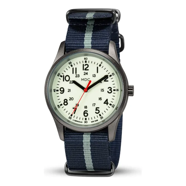 Bata De Infantería En Los Relojes Militares Oscuros Sgb66