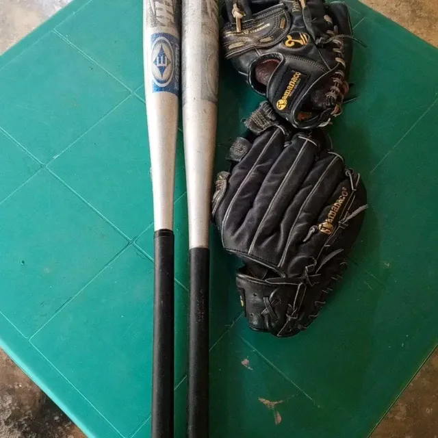 Bates Y Guantes De Sotf Ball Usados