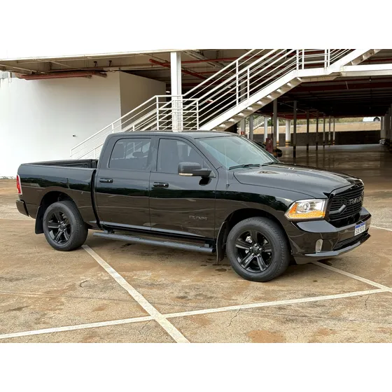 Ram Classic 5.7 V8 Gasolina Laramie Night Edition Cd 4x4 Automático