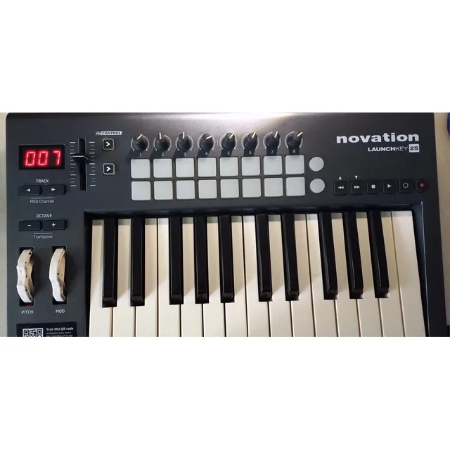 Teclado Controlador Midi Novation Launchkey 25. Fotos Reales
