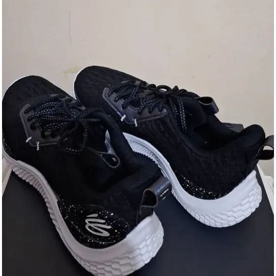 Zapato Deportivo . Marca . Under  Armour. Talla 12 - 13.5