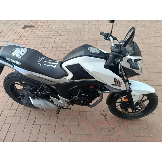 Motocicleta Color Blanco Con Plateado De Fabrica