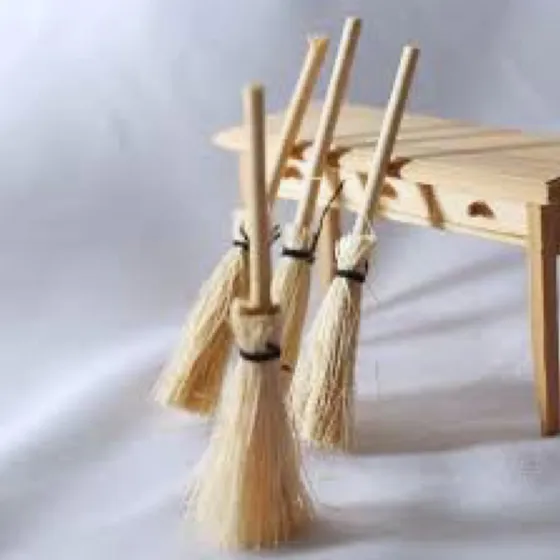 2 Mini Escobas Artesanales Casa Muñecas Hecho A Mano