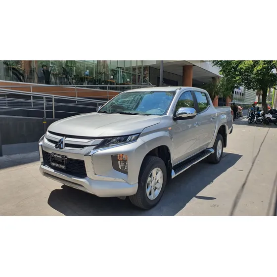Mitsubishi L200 2.4 Cabina Doble 4x2 Mt