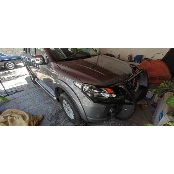 Mitsubishi L200 2.4 Cabina Doble 4x2 Mt