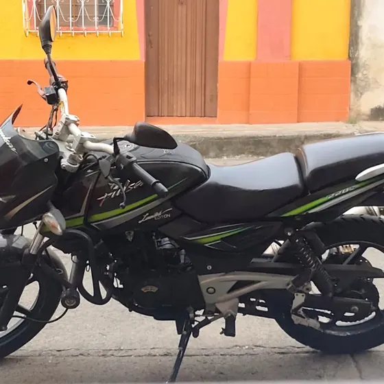 Pulsar 220s Original, Edición Especial, Estado 9/10.