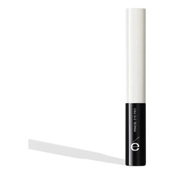 Delineador de ojos líquido Ésika Eye PRO Punta Pincel color negro extremo con acabado mate