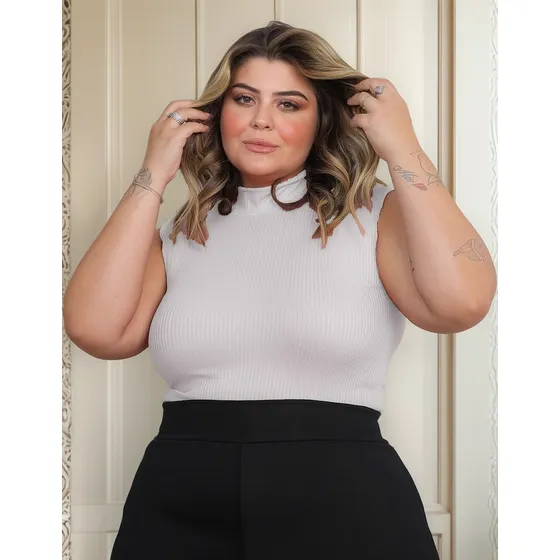 Blusa Plus Size Cavada Gola Alta Canelada Sem Manga Blusinha