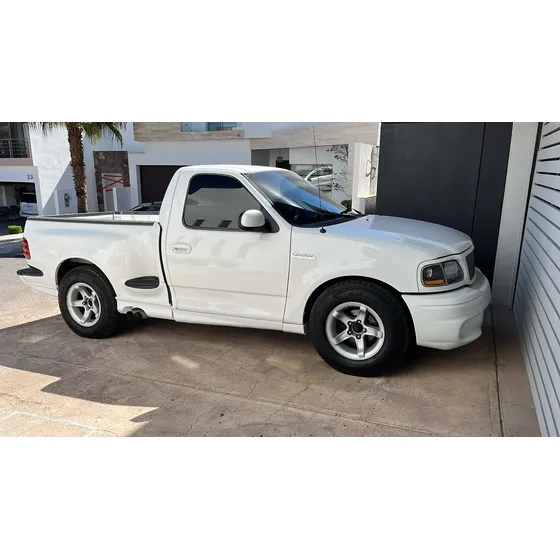 Ford E-150 Lightning Svt