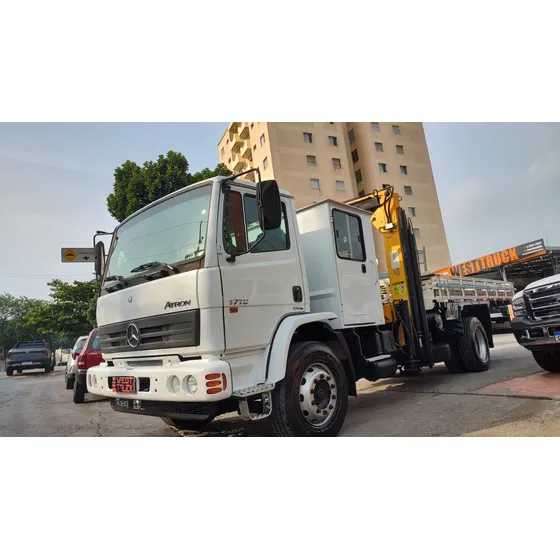 Mercedes Atron 1719 Modelo 2014 Com Munck