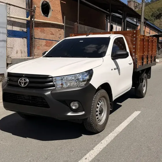 Toyota Hilux 2027 Chasis Carrocería Madera