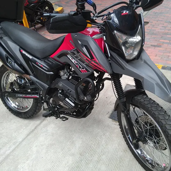 Akt  - Ak200-ttr Color Rojo Gris - Excelente Estado