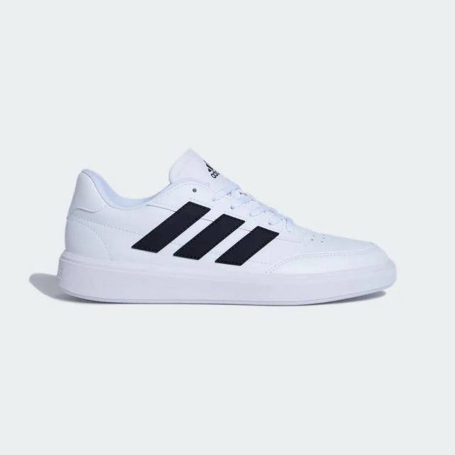 Tênis Adidas Courtblock na cor branca com as três listras laterais em preto, visto de perfil em fundo neutro