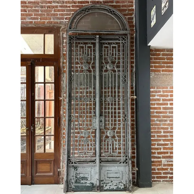 Puerta De Entrada Antigua De Hierro - Cosas Viejas