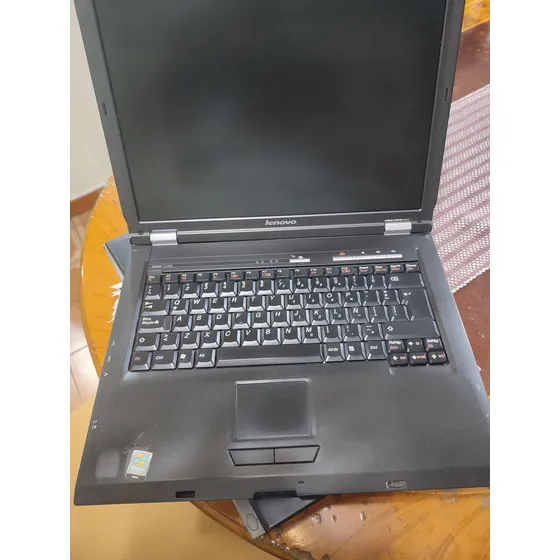 Laptop Lenovo (para Repuestos Pantalla Con Punto Negro)