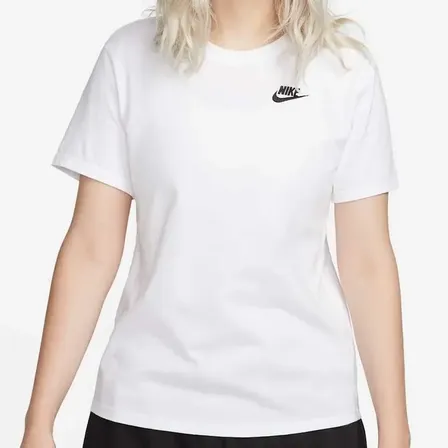 Camiseta Nike Sportswear Club Essentials Feminina