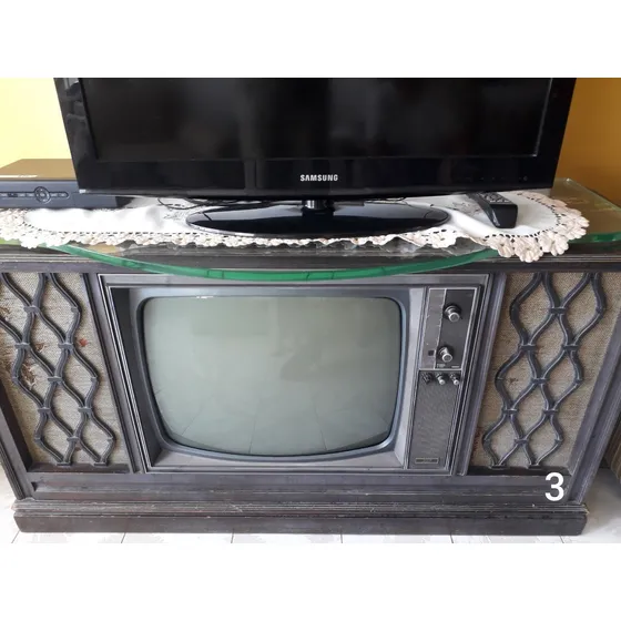 Televisor Marca Philco Antiguo En Base De Madera Colonial.-