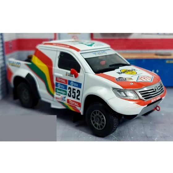 Carro A Escala 1/43 Toyota Hilux 2016
