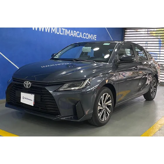 Toyota Yaris Sedán E