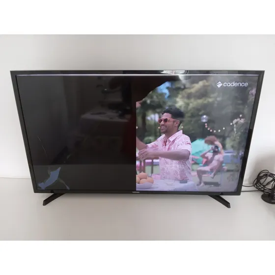 Smart Tv Com Tela Quebrada  ,mas Funcionando  Metade Da Tv.