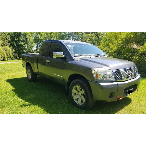 Nissan Titan V8 Se