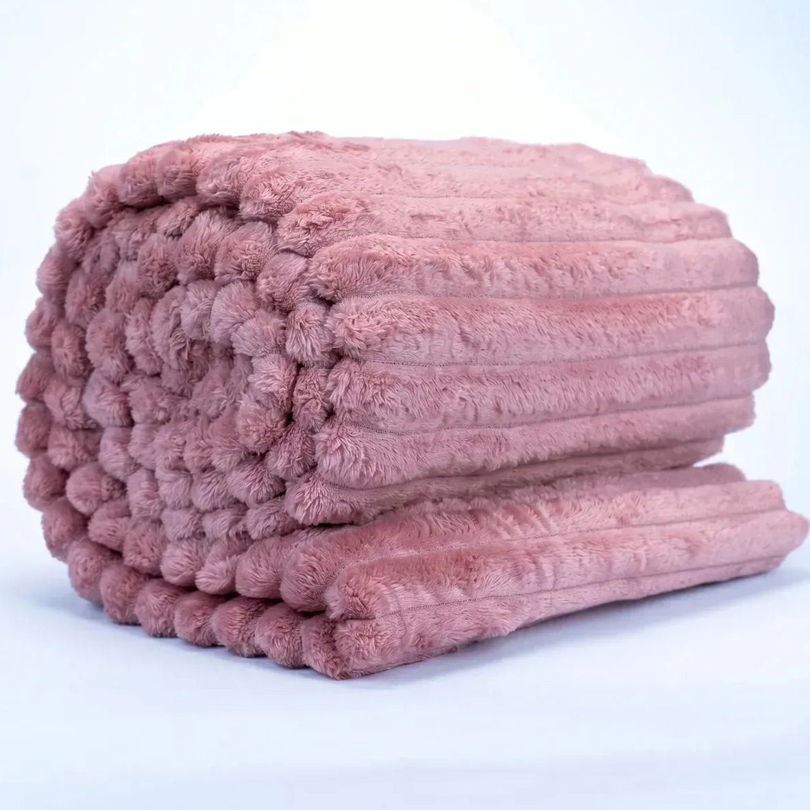 Cobertor de microfibra Queen na cor rosa com textura canelada, enrolado sobre fundo branco