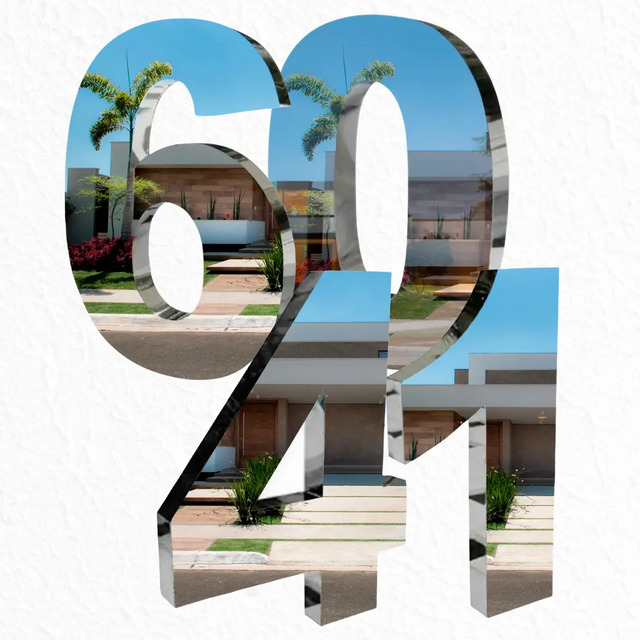 Números residenciais espelhados formando o número 6041, refletindo a imagem de uma casa moderna com jardim.