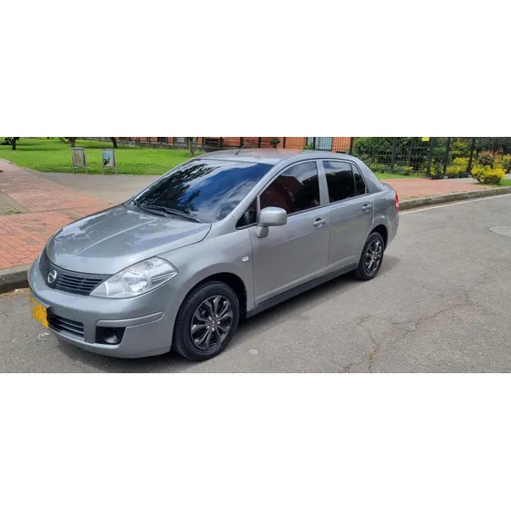 Nissan Tiida 1.8 Aut