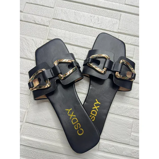 Sandalias Planas Color Negro Con Detalle Dorado