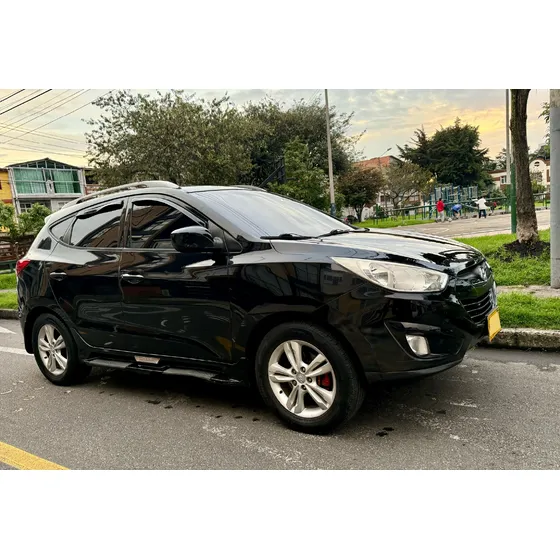 Hyundai Tucson Ix-35 Color Negro En Muy Buen Estado Mecánico