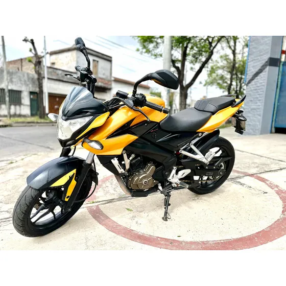 Rouser 200