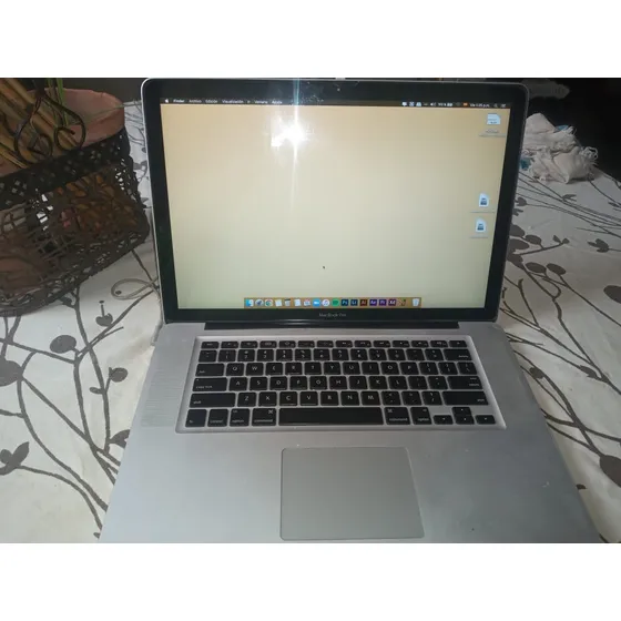 Laptop Mcbook Apple Pro Modelo A1286 Us$ 175,00