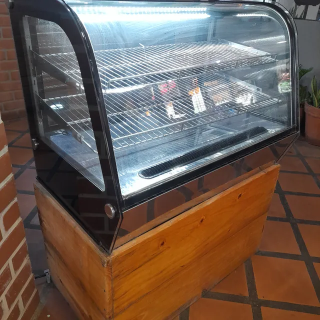 Nevera Exhibidora Pastelera Decorativa. Usado