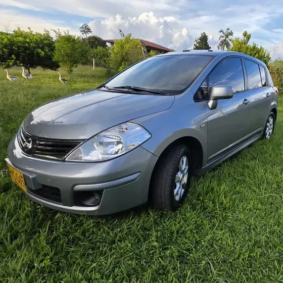 Nissan Tiida 2012 Nissan Tiida Tekna