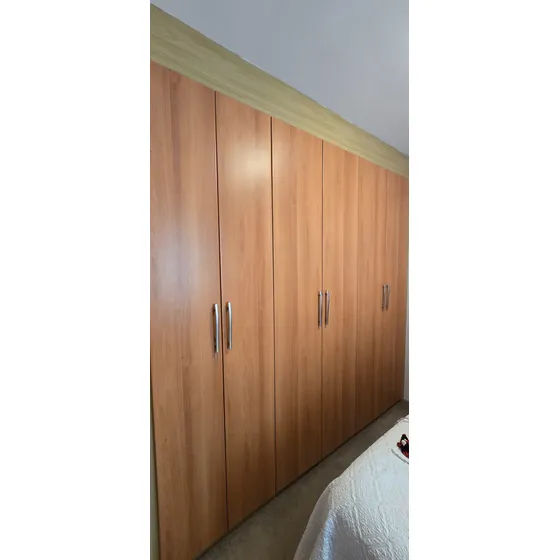 Guarda Roupas Com Seis Portas Em Madeira