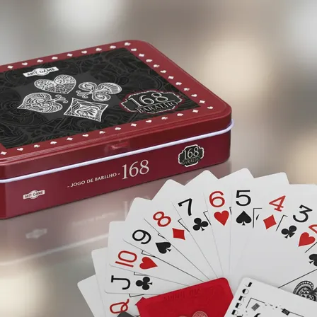 Kit 2 Jogos Baralhos Luxo Plástico Resistente Estojo De Lata Kit Preto E Vermelho