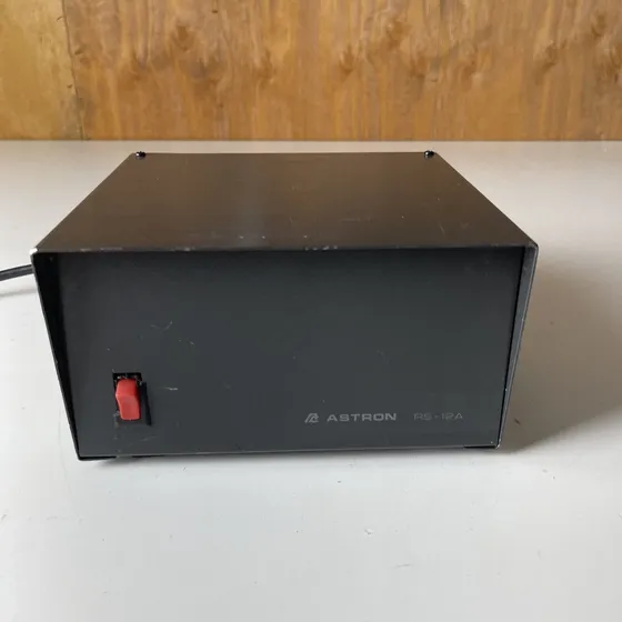 Fuente De Poder Astron,salidas: 13.8vcc, 12a|lineal Regulada Negro
