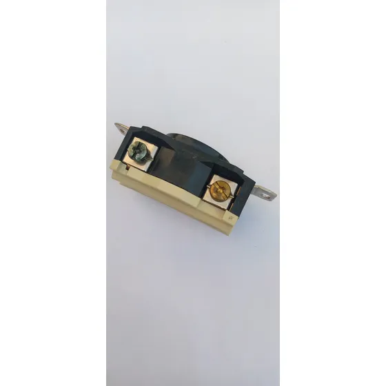 Toma Industrial Pared Techo Tres Contactos L6 20