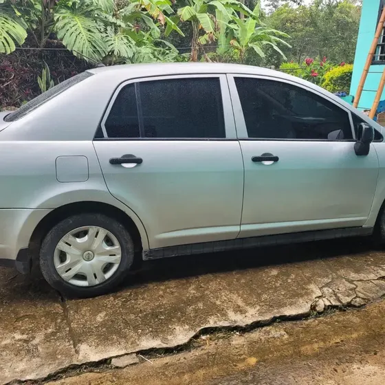 Nissan Tiida Hb 2012 1.8 Premium