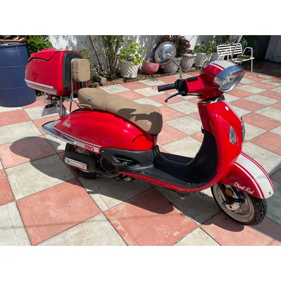 Vento Vitange Roja Con Canasta De Porta Equipaje, En Placada