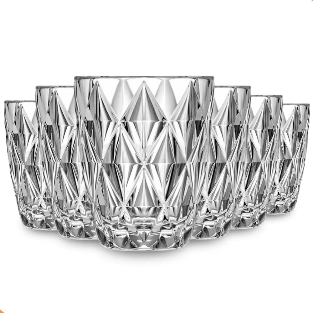 Conjunto de 6 copos de vidro transparente com design lapidado em formato de diamante, dispostos em semicírculo sobre fundo branco.
