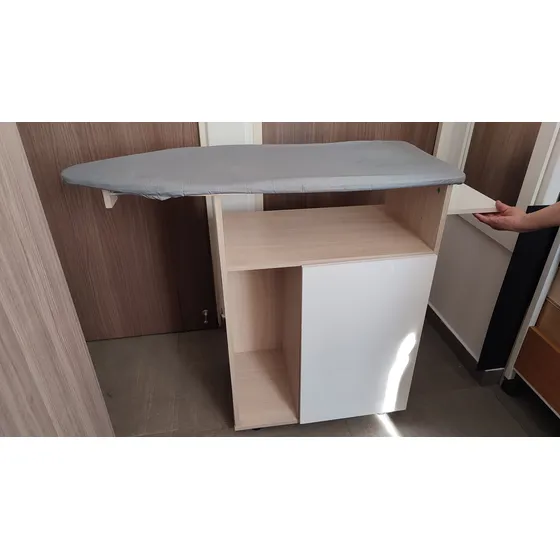 Mesa De Planchar Con Mueble De Almacenamiento.