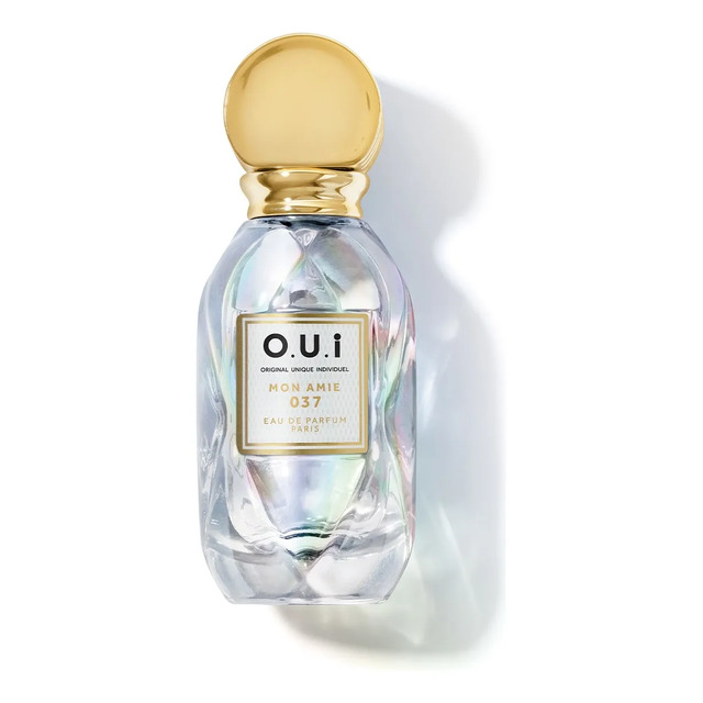 Frasco de vidro transparente com reflexos iridescentes do perfume O.u.i Mon Amie 037, contendo tampa dourada arredondada e rótulo branco minimalista sobre fundo branco.