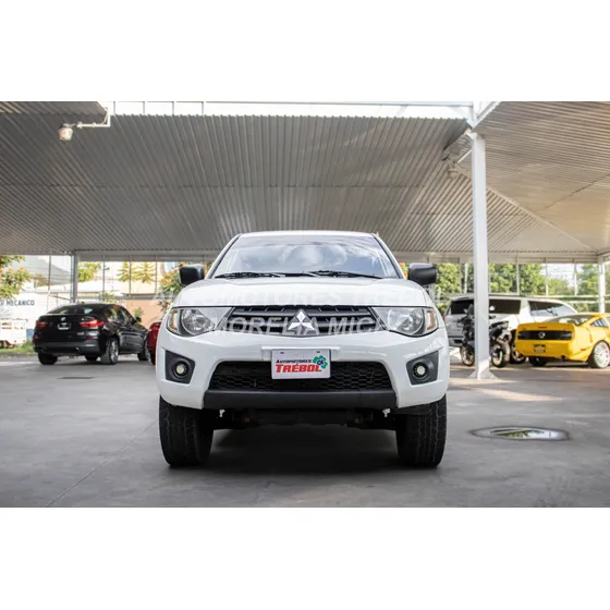 Mitsubishi L200 2.4 Cabina Doble 4x2 Mt