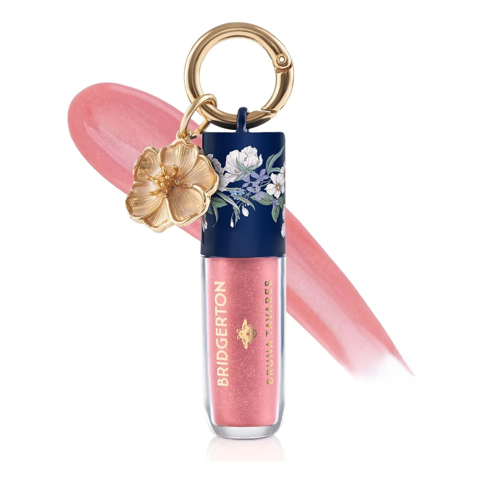 Gloss labial Bruna Tavares da linha Bridgerton na cor Love, com embalagem azul decorada com flores e um pingente de flor dourado, exibindo uma amostra do produto em tom rosado ao fundo.