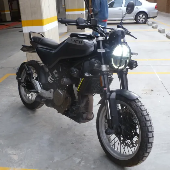 Excelente Motocicleta Husqvarna Svartpilen 401 Modelo 2022